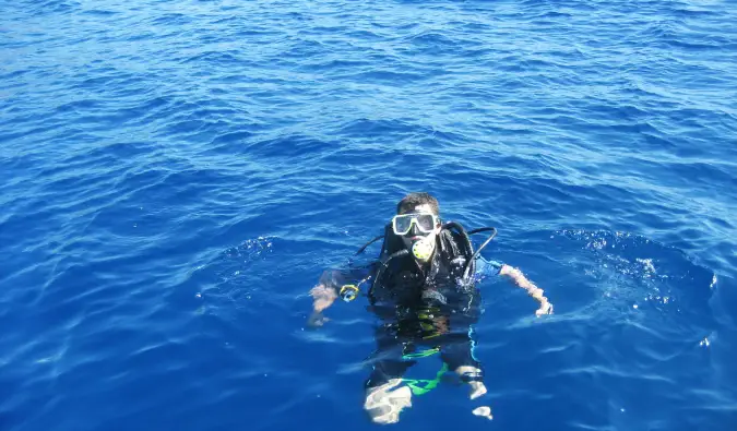 Nomadische Matt in de wateren van Fiji maakt zich klaar om te duiken