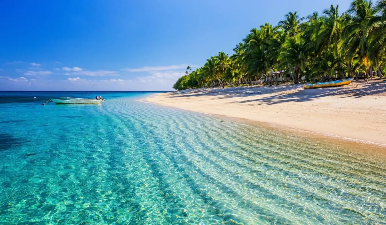 Pantai yang indah di Fiji pada hari yang cerah dengan air yang jernih