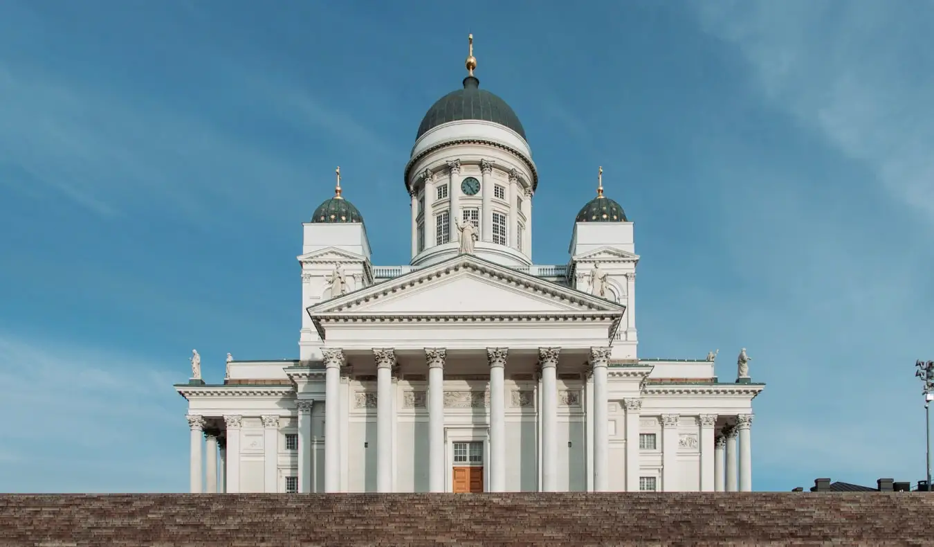 Ang sikat na Helsinki Cathedral na matayog sa ibabaw ng lungsod sa Helsinki, Finland