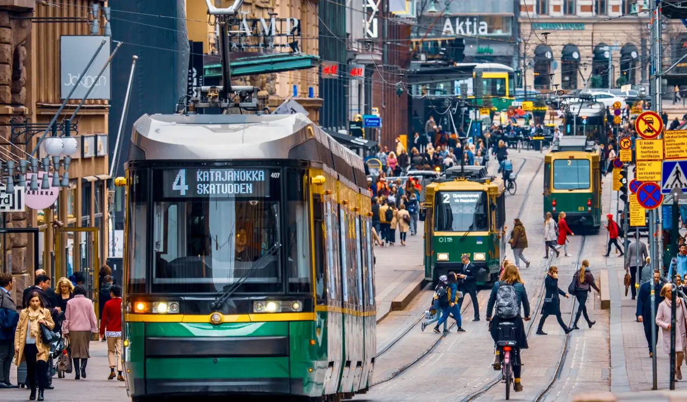 Sněhový den ve slunných Helsinkách ve Finsku s výhledem na vodu poblíž centra města