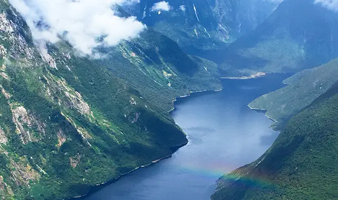 Kilátás a fjordra a Fiordland felett repülő hidroplánról Új-Zélandon