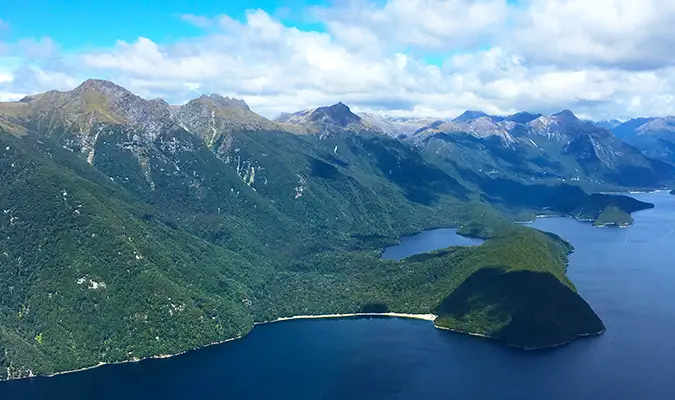 Kilátás a fjordra a Fiordland felett repülő hidroplánról Új-Zélandon