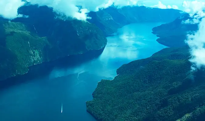 Een zicht op de fjord vanuit het watervliegtuig dat over Fiordland in Nieuw-Zeeland vliegt