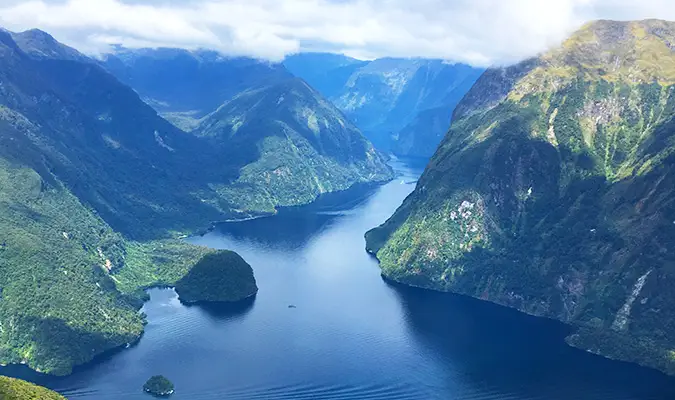 Kilátás a fjordra a hidroplánról Új-Zélandon