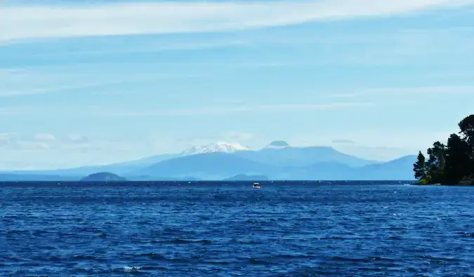 Perairan biru Danau Taupo pada hari yang cerah di Selandia Baru