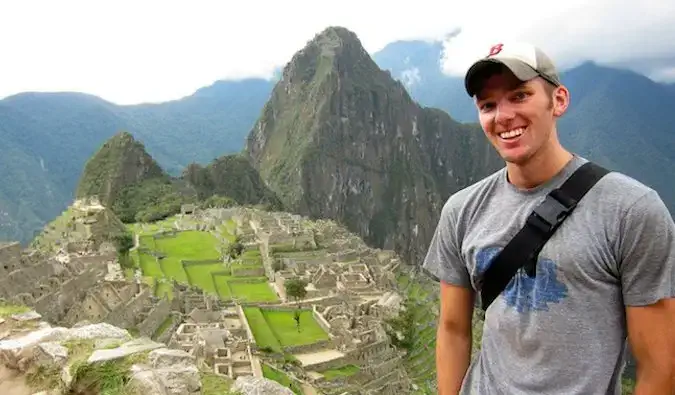 Steve Kamb z Nerd Fitness na Machu Picchu v Peru