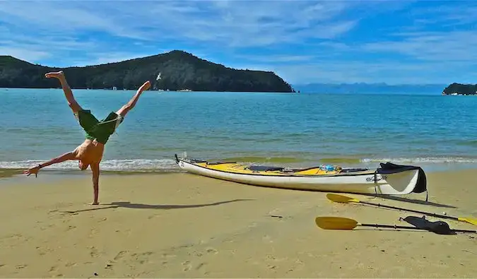 Steve Kamb dando volteretas en una playa paradisíaca