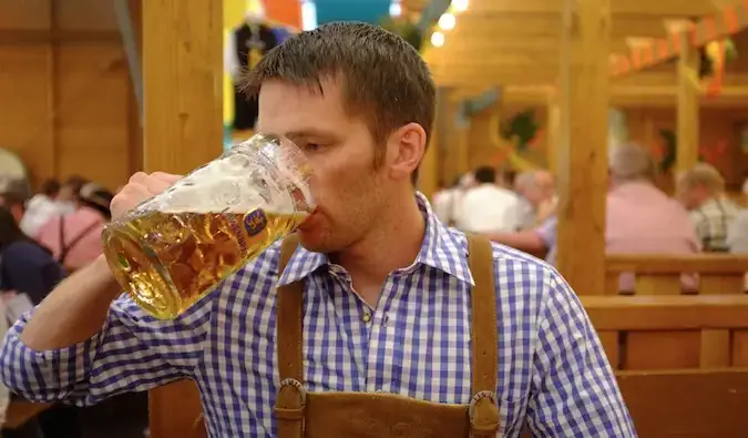 Tingkatkan Hidup Anda penulis minum bir Jerman di Oktoberfest