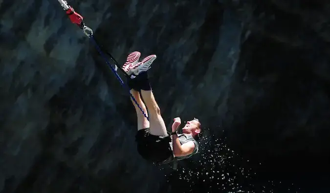 Steve Kamb puenting durante los viajes