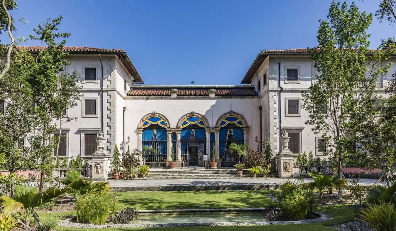 Le domaine Vizcaya avec un toit en terre cuite et de grandes portes cintrées sous un ciel bleu à Miami, en Floride.