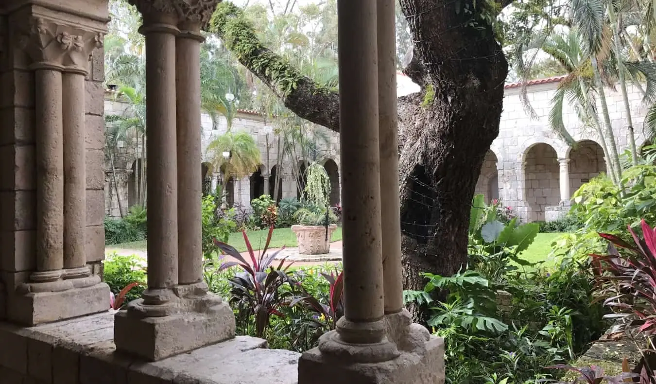 Ang inner cloister ng sinaunang Spanish monastery sa Miami, Florida