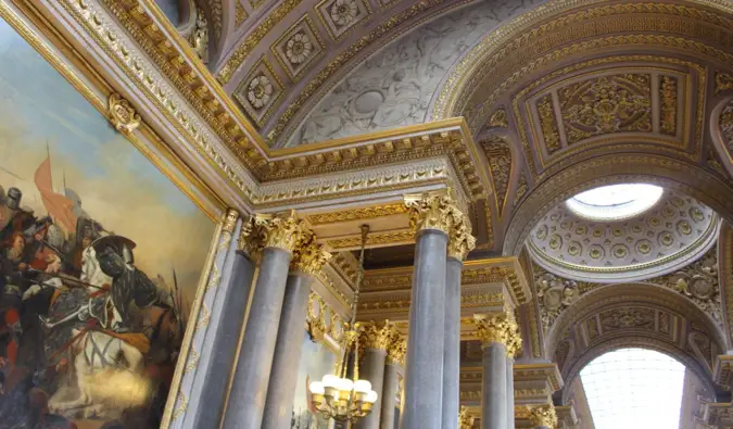 honosný interiér historického paláca vo Versailles vo Francúzsku