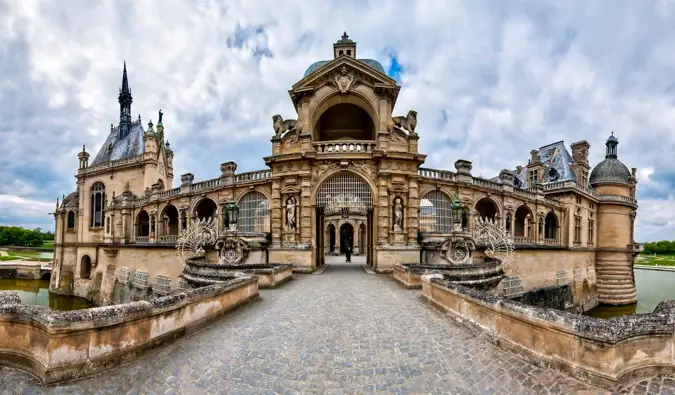 Zložitá kamenná architektúra historického zámku Chantilly vo Francúzsku