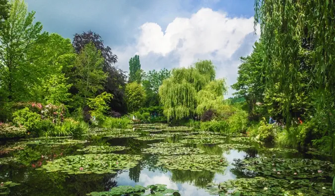 Slavni ribniki in vrtovi slikarja Clauda Moneta v Givernyju v Franciji