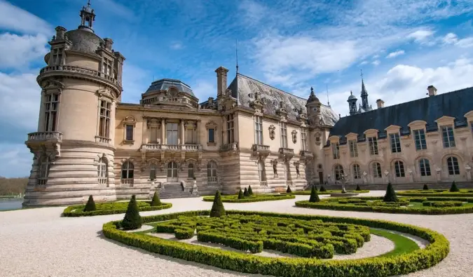 Das historische Schloss Chantilly in Frankreich, umgeben von seinen wunderschönen Gärten