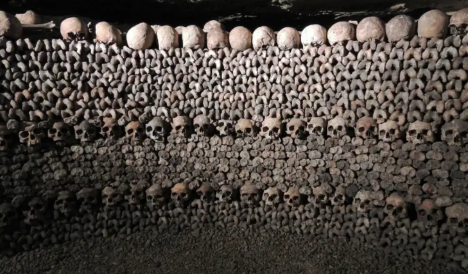 Des ossements entassés dans les catacombes de Paris