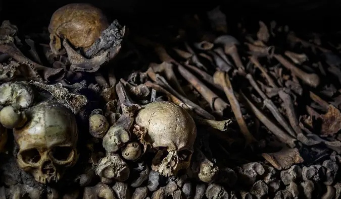 Mga bungo sa Paris Catacombs sa ilalim ng lungsod