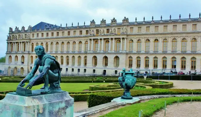 De beelden en prachtige gevel van het paleis van Versailles in Frankrijk