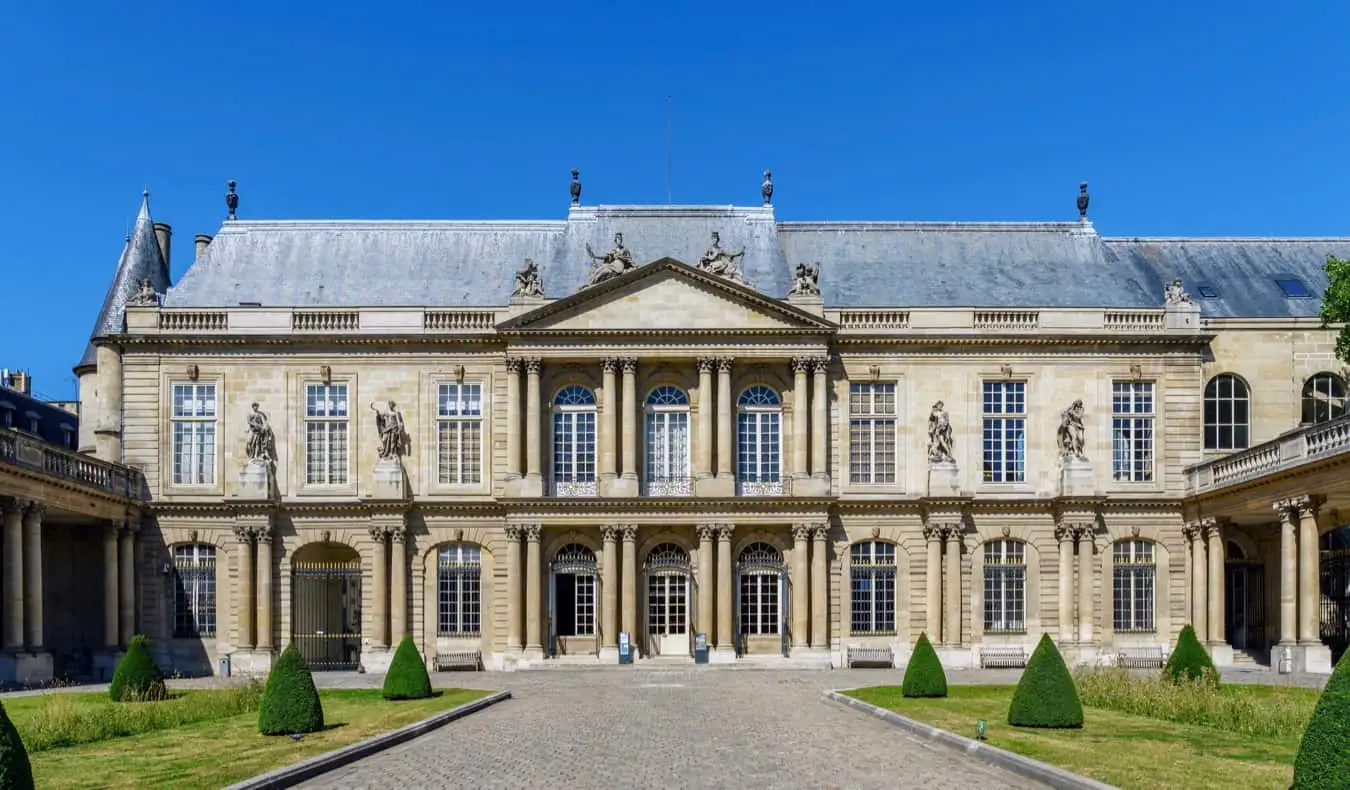 Das Äußere des Nationalarchivs in Paris, Frankreich