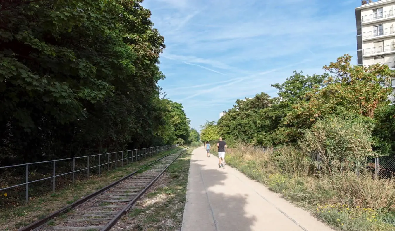 Menschen joggen in der Nähe der alten Eisenbahn rund um Paris, Frankreich