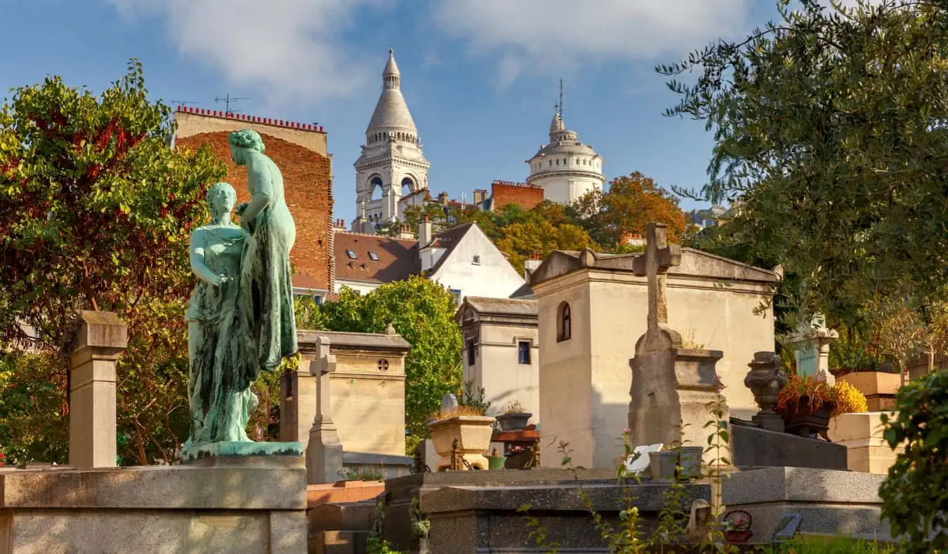 Grobnice in grobovi na starem pokopališču Montmartre v Parizu v Franciji