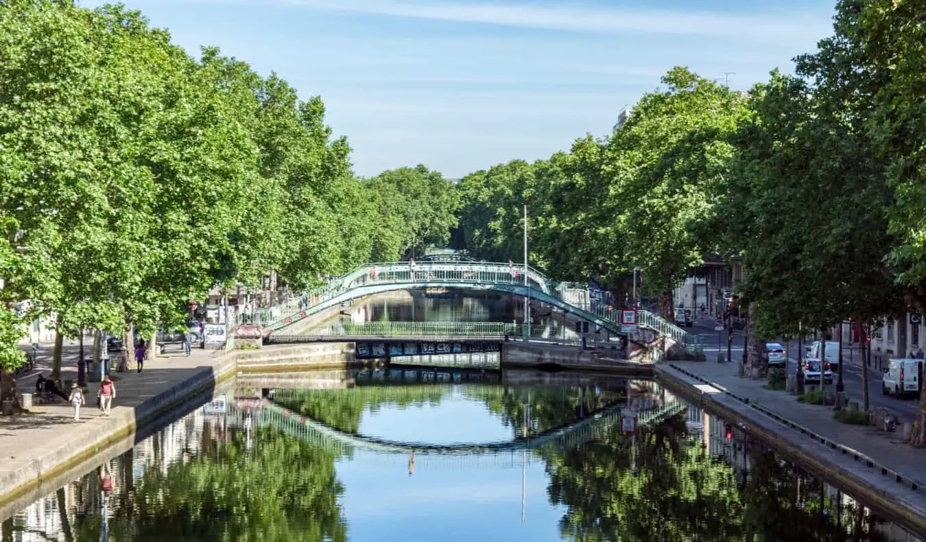 Das ruhige Wasser des Canal Saint-Martin in Paris, Frankreich