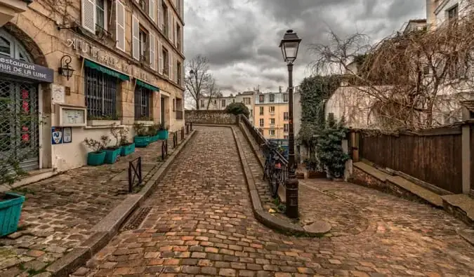 Montmartre, Paris yakınındaki birçok dar arnavut kaldırımlı caddeden biri