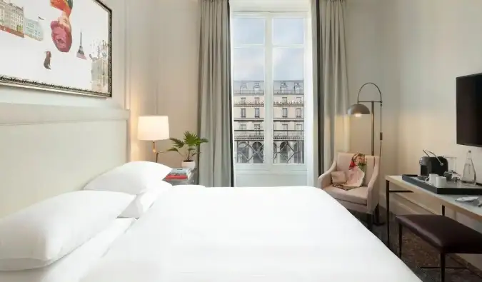 Una habitació d'hotel neta, moderna i còmoda a l'hotel Oh La La de París, França