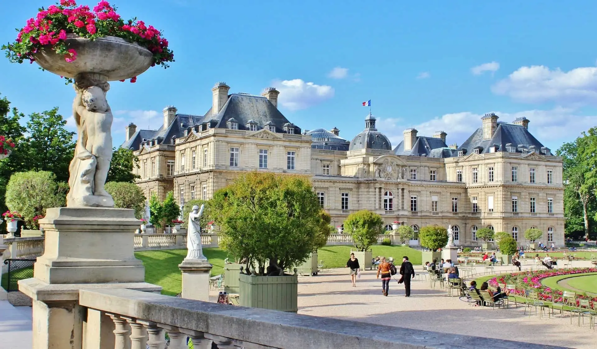 明るい夏の日にフランスのパリにある風光明媚なルクセンブルク庭園