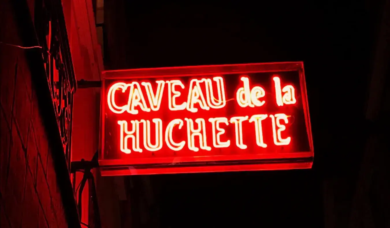 Biển hiệu bên ngoài một quán bar nhạc jazz ở Paris, Pháp