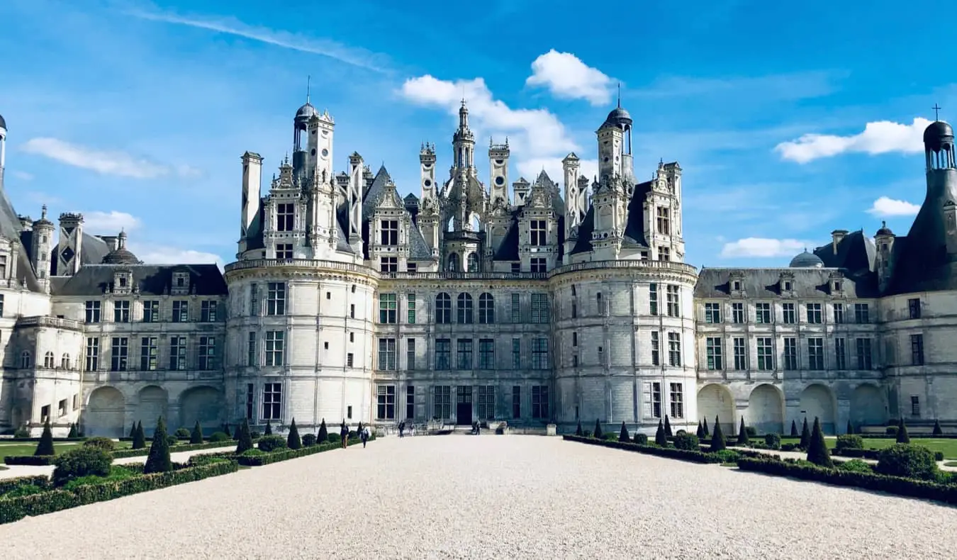 Historický zámok Chambord vo Francúzsku za jasného letného dňa