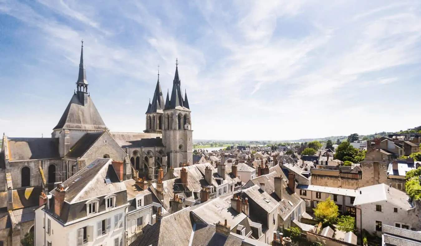 Een enorm, historisch kasteel in Blois, Frankrijk tijdens de zomer