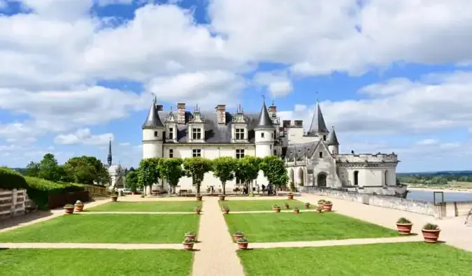 Het beroemde kasteel van Amboise in Frankrijk tijdens de zomer