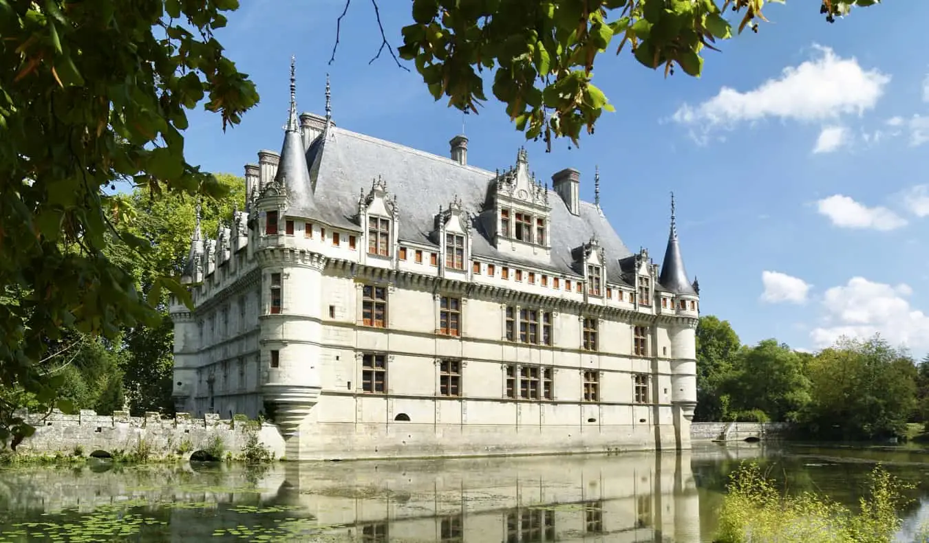 Het kasteel van Azay le Rideau, omgeven door een kunstmatig meer in Frankrijk tijdens de zomer