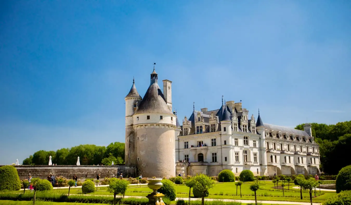 Slávny zámok Chenonceau vo Francúzsku počas leta