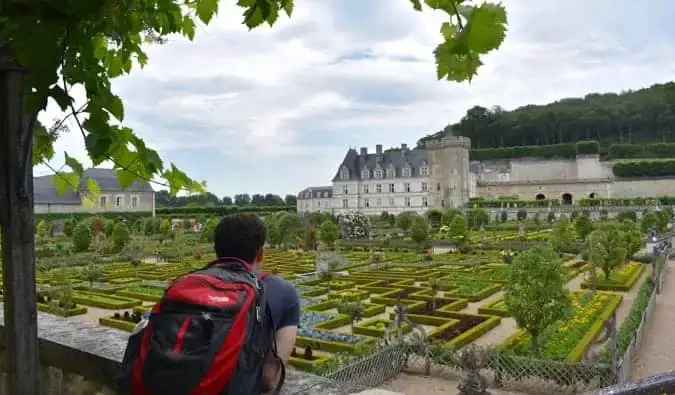 Nomadic Matt โพสท่าที่ปราสาท Villandry ในฝรั่งเศสในช่วงฤดูร้อน