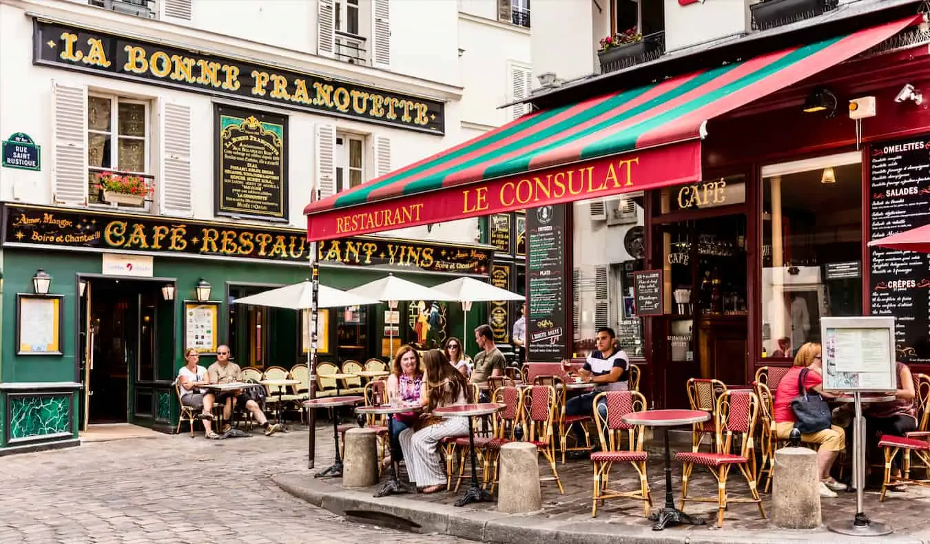 Inimesed, kes naudivad Prantsusmaal Pariisis asuva kauni Montmartre'i klassikalisi prantsuse kohvikuid