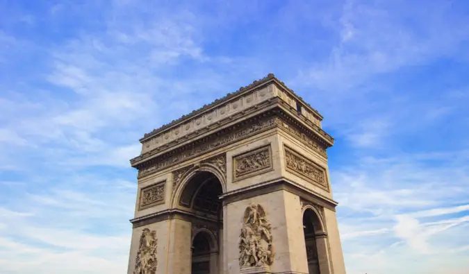 Triumfbuen mot en knallblå himmel i Paris, Frankrike