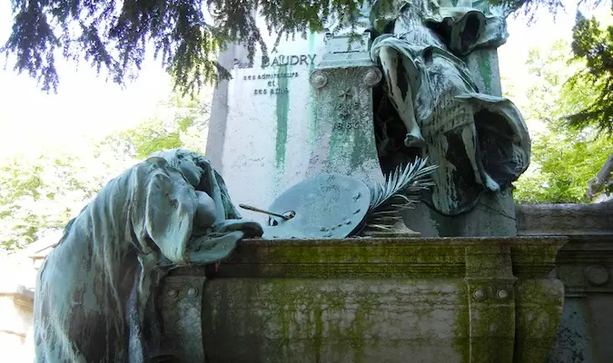 Prepereli žalujoči kipi na pokopališču Pere Lachaise v Parizu v Franciji