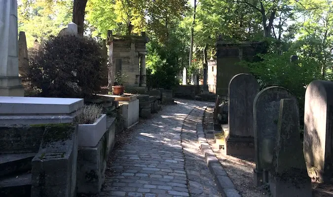 Vacker spökande väg genom fransk kyrkogård i Paris, Frankrike