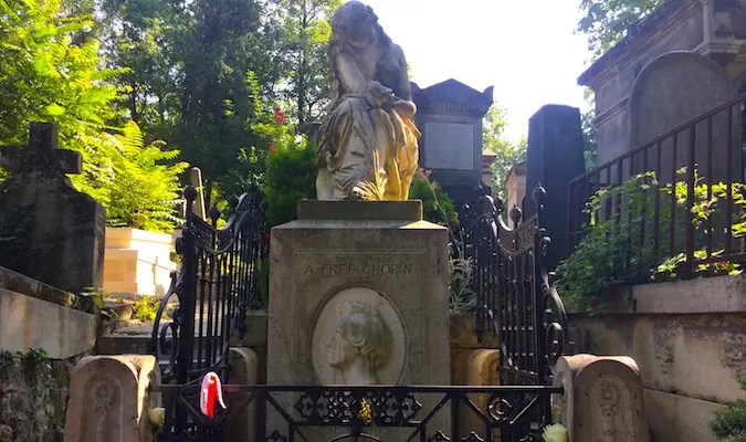 Žalostni kip ženske, ki žaluje na pokopališču Pere Lachaise v Parizu v Franciji