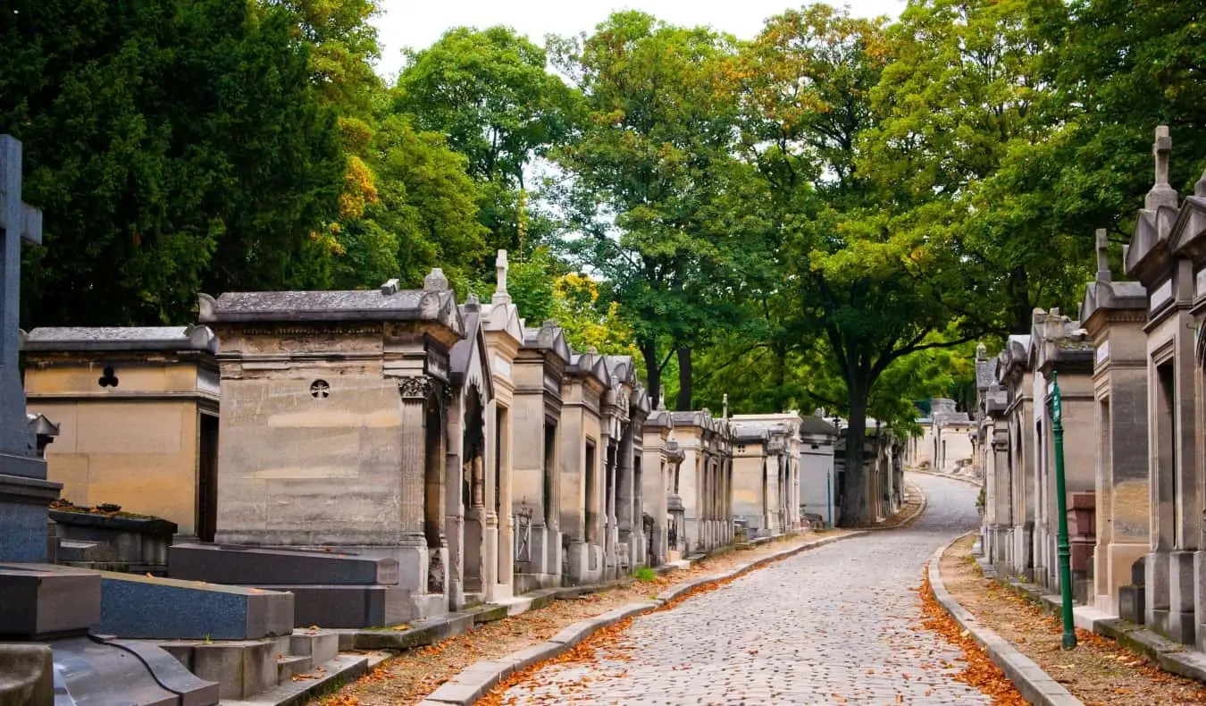 Père Lachaise কবরস্থানে মৃতদের মধ্যে হাঁটা