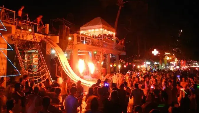 Een grote menigte 's nachts op de Full Moon Party op het strand van Haat Rin in Thailand