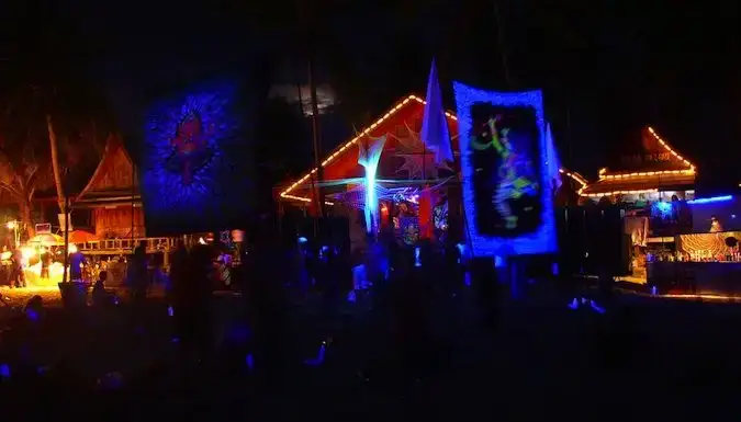 Het Volle Maan-feest op het strand van Haat Rin in Thailand