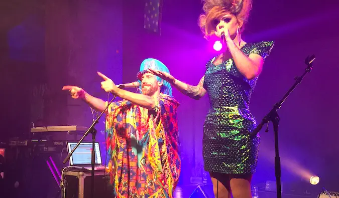 Uma apresentação LGBT ao vivo no palco de uma sala de concertos