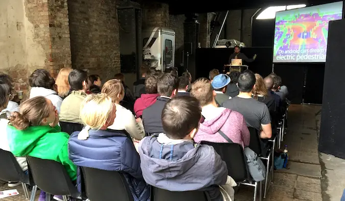 Un groupe de personnes assises écoutant une conférence lors d’une conférence