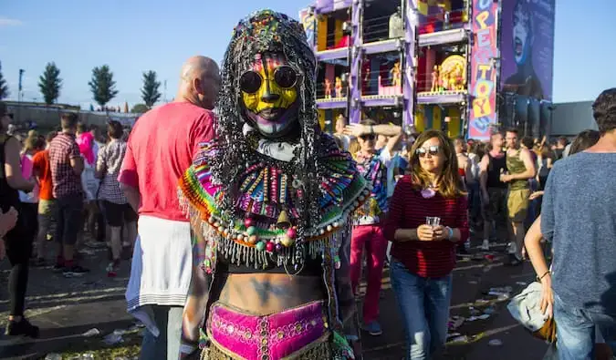 Persones amb una bandera de l'arc de Sant Martí durant un festival de l'orgull LGBT