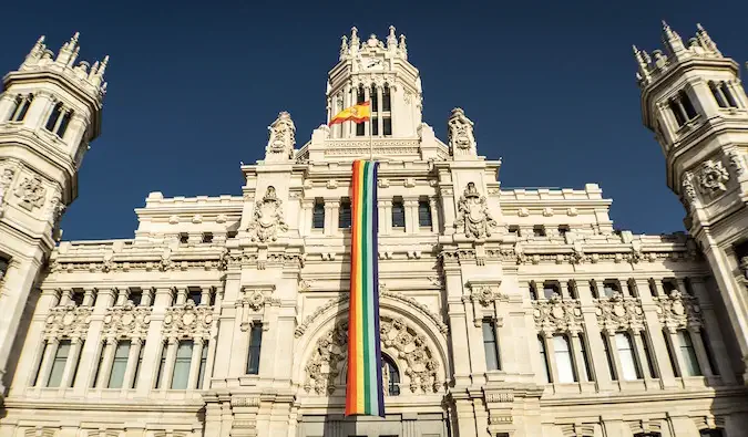 Gay LGBT pride flag na nakasabit sa arkitektura ng Spain