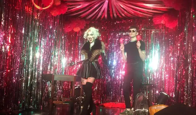 LGBT drag show v klube v zámorí, kde sa môžete stretnúť s ďalšími gay cestujúcimi