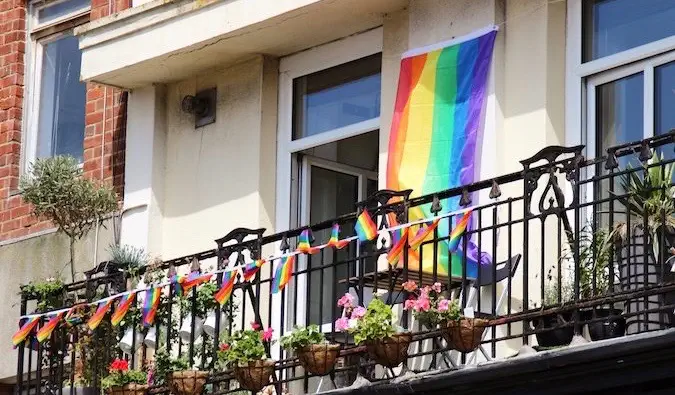 Regnbueflagg henger fra en balkong for Pride